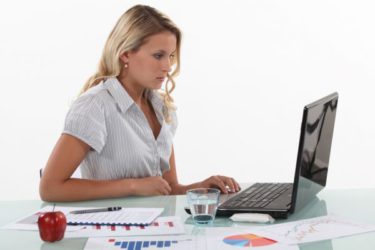 Vrouw onderzoek laptop grafieken
