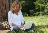 Vrouw met laptop in park