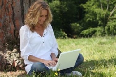 Vrouw met laptop in park