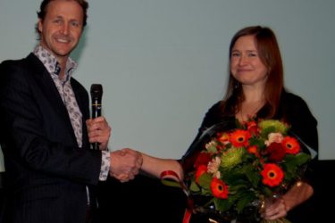 Juryvoorzitter Jim Stolze feliciteert Katarzyna Lawniczuk