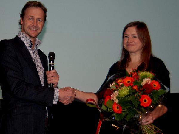 Juryvoorzitter Jim Stolze feliciteert Katarzyna Lawniczuk