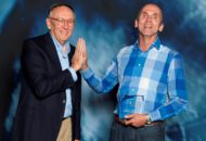 Ben Bruns (Kadaster) ontvangt prijs van Jack Dangermond (Esri)