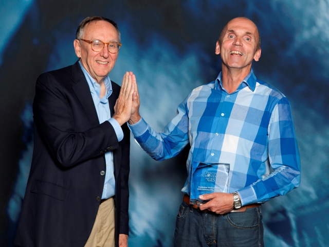 Ben Bruns (Kadaster) ontvangt prijs van Jack Dangermond (Esri)