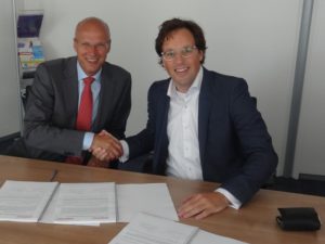 Kees Stroomer (links) van Tempo Team schudt chief operating officer Arnoud Munneke van Vanad Contact Centers