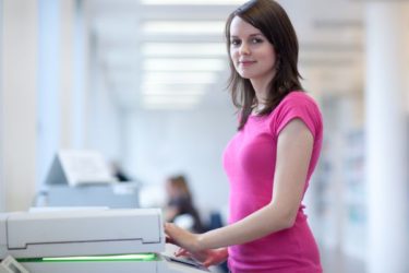 Vrouw printer