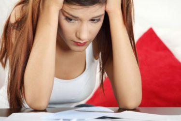 Vrouw facturen e-facturering