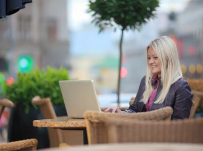 vrouw laptop terras