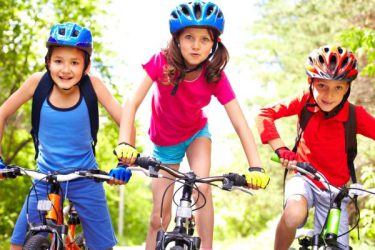 Kinderen fietsen