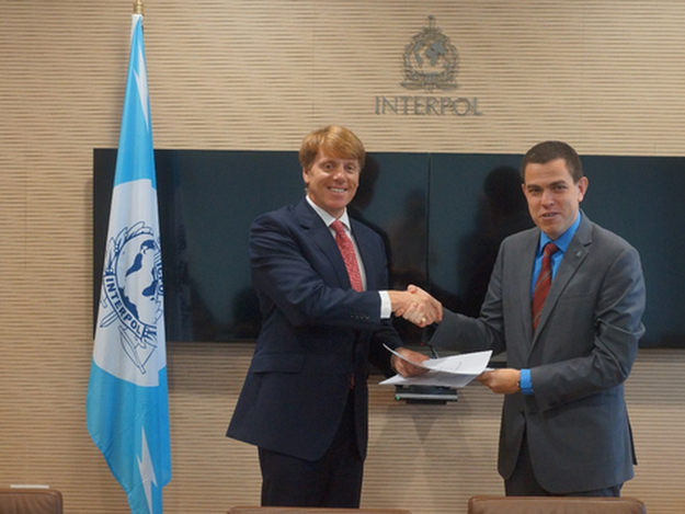 Mark Hughes (BT) en Silvino Schlickmann (Interpol)