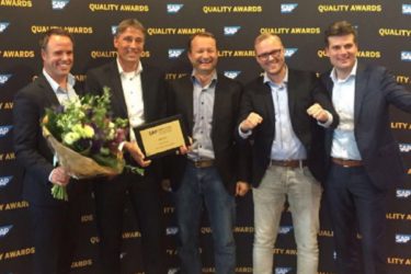 Foto (v.l.n.r.): Romke Velders (Acorel), Marcel Diepens (Philips Lighting), Jos Schrijen (Philips Lighting), Henk van der Es (Philips Lighting) en Taco Schallenberg (Acorel)