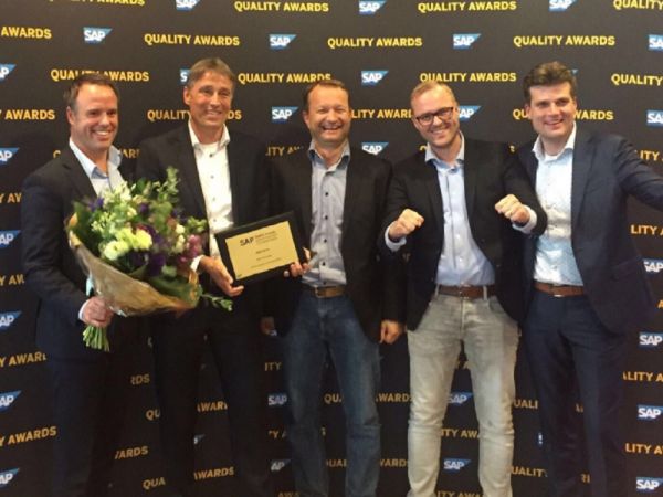 Foto (v.l.n.r.): Romke Velders (Acorel), Marcel Diepens (Philips Lighting), Jos Schrijen (Philips Lighting), Henk van der Es (Philips Lighting) en Taco Schallenberg (Acorel)