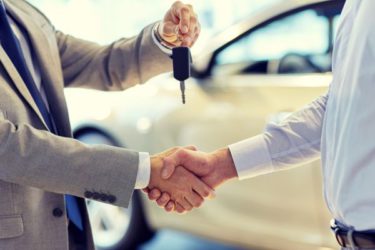 autoverkoper deal samenwerking sleutel overdracht