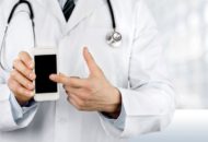 Dokter met telefoon