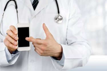 Dokter met telefoon