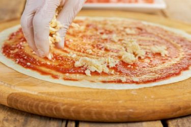 Pizza margherita kaas strooien