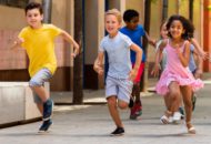 Kinderen rennen stad