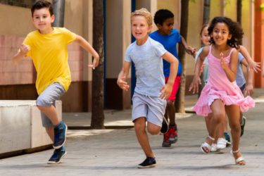 Kinderen rennen stad