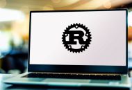 Laptop met logo van Rust op het scherm