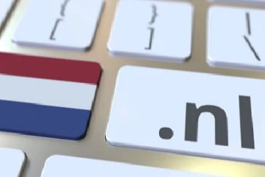 Toetsenbord met op een toets een Nederlands vlaggetje en op een andere toets de term ".nl"