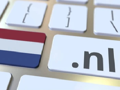 Toetsenbord met op een toets een Nederlands vlaggetje en op een andere toets de term ".nl"