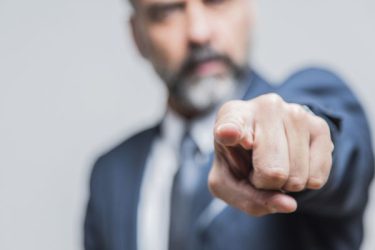 boze man wijst met beschuldigende vinger