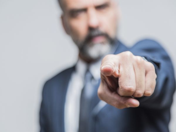 boze man wijst met beschuldigende vinger