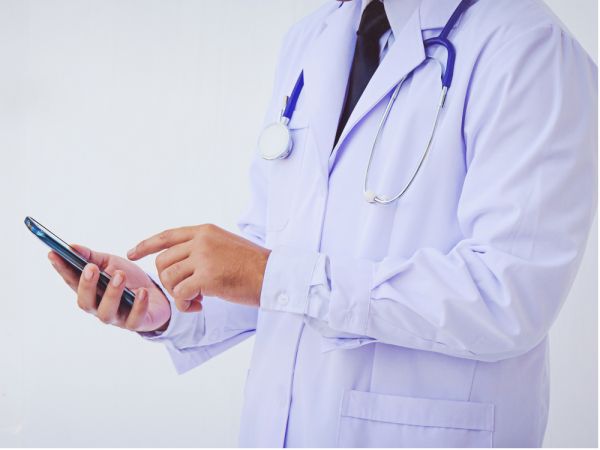 Dokter doctor arts mobiel mobile zorg health