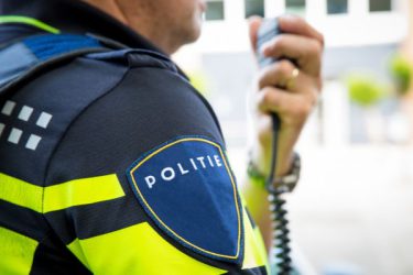 politieagent spreekt in meldkamer in portofoon
