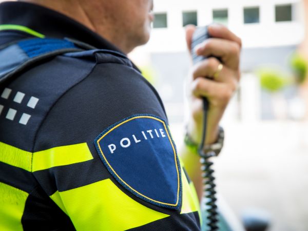 politieagent spreekt in meldkamer in portofoon