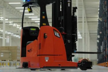 Een agv van KLG Europe, voorzien van 5G-edge-technologie van KPN