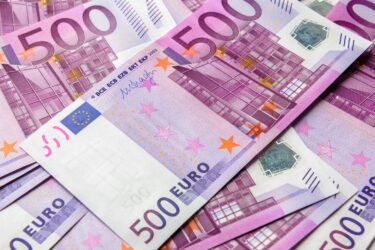 afbeelding met veel biljetten van 500 euro