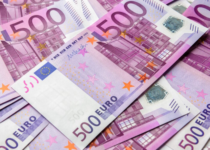 afbeelding met veel biljetten van 500 euro