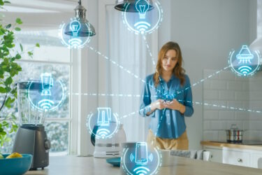 Vrouw met iot-apparaten