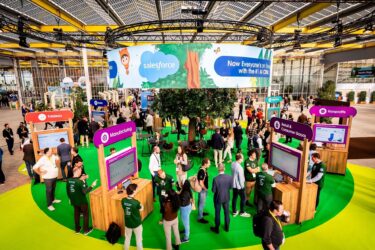 Hal congresgebouw Greater Amsterdam met bezoekers Salesforce Worldtour 2024
