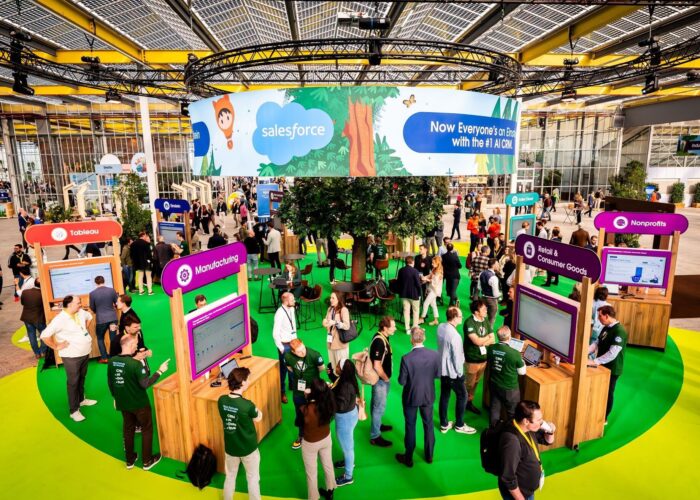 Hal congresgebouw Greater Amsterdam met bezoekers Salesforce Worldtour 2024