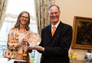 Nederlandse ambassadeur in de VS Birgitta Tazelaar overhandigt de Heineken Award aan Stu Sjouwerman