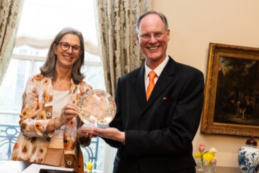 Nederlandse ambassadeur in de VS Birgitta Tazelaar overhandigt de Heineken Award aan Stu Sjouwerman