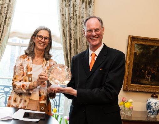 Nederlandse ambassadeur in de VS Birgitta Tazelaar overhandigt de Heineken Award aan Stu Sjouwerman