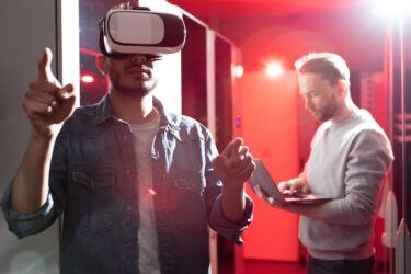 Twee medewerkers in datacenter. Eentje draagt een vr-bril
