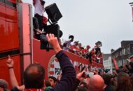 Foto van platte kar met PSV-selectie bij huldiging kampioenschap eredivisie 2024