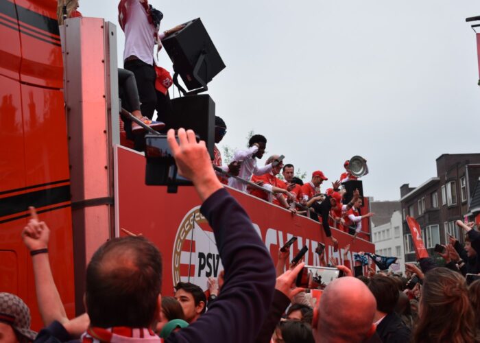 Foto van platte kar met PSV-selectie bij huldiging kampioenschap eredivisie 2024