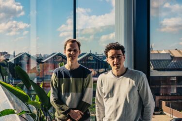 Tiebe Parmentier links en Wouter Janssen rechts van Tekst.com