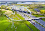 snelweg en spoorviaduct in Nederland