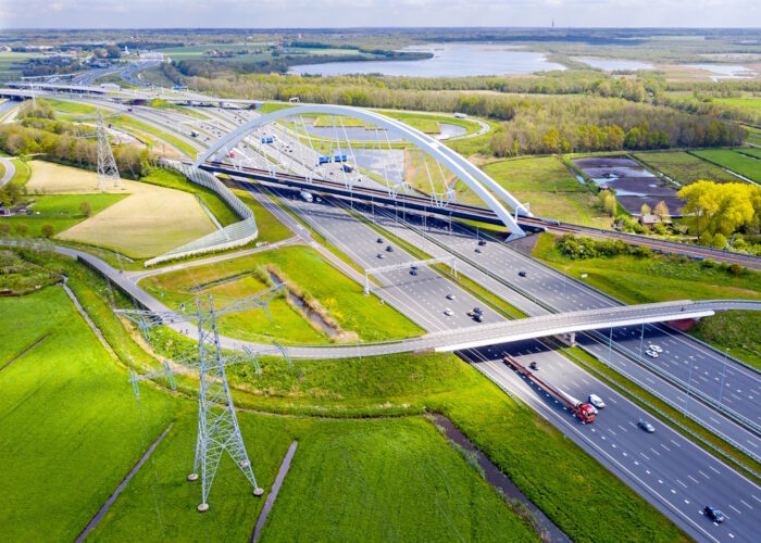 snelweg en spoorviaduct in Nederland