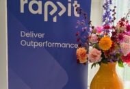 Rappit-logo op barnier met bos bloemen ervoor