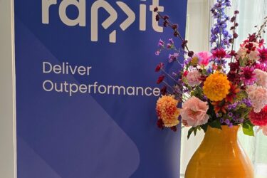 Rappit-logo op barnier met bos bloemen ervoor