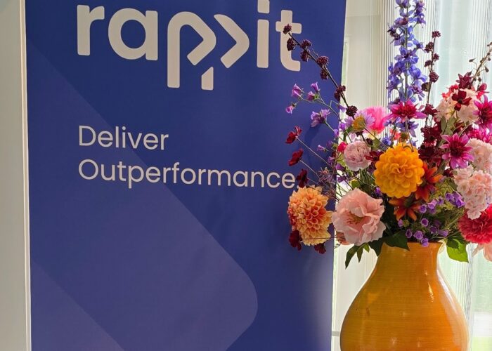 Rappit-logo op barnier met bos bloemen ervoor