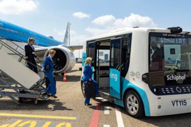 Een autonoom rijdend busje van Ohmio vervoert de bemanning van een KLM Cityhopper op Schiphol.