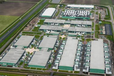 Luchtfoto van het datacenter-complex van Microsoft in Middenmeer.