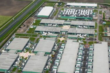 Luchtfoto van het datacenter-complex van Microsoft in Middenmeer.